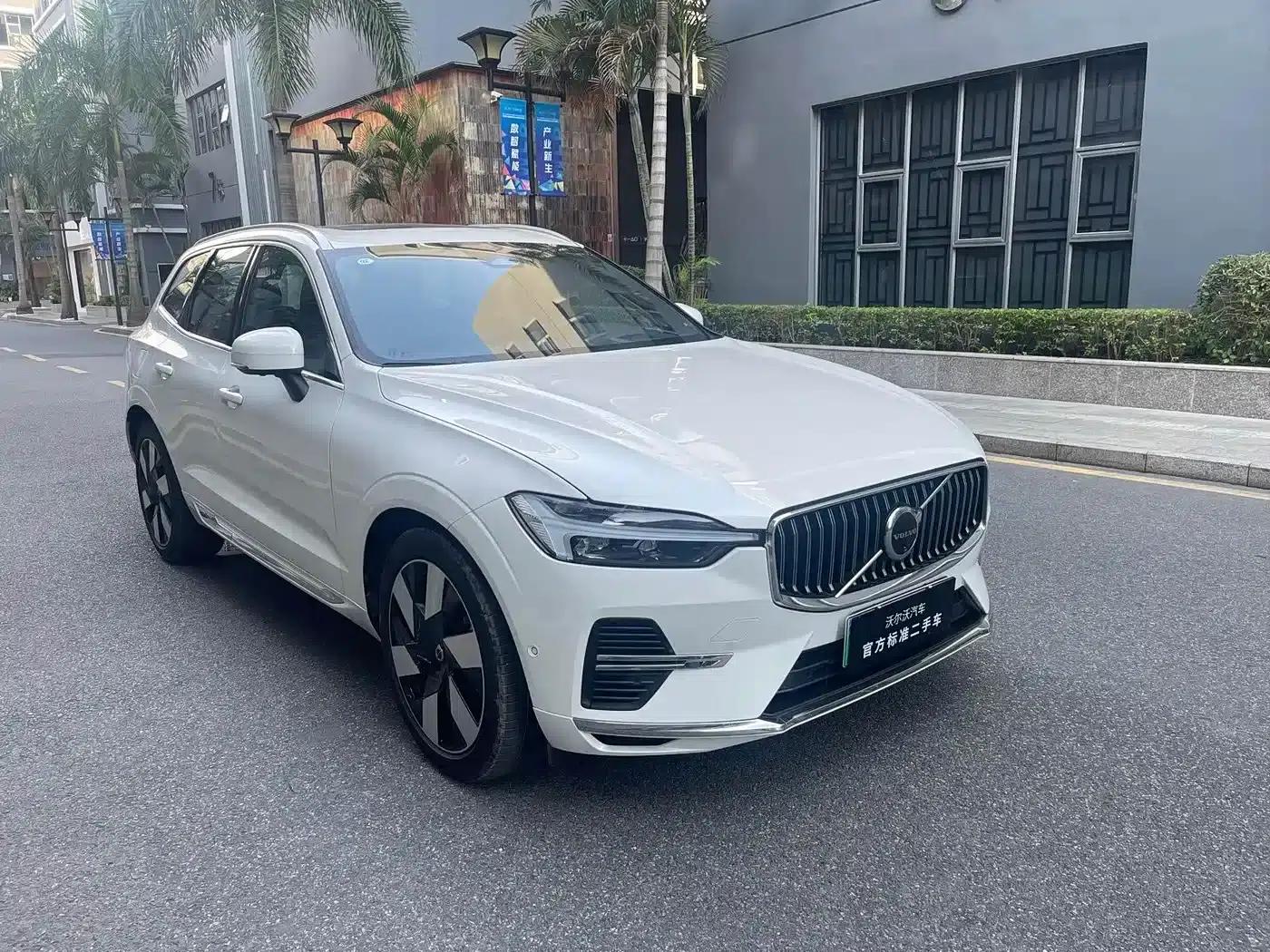 2025 Volvo XC60 Plug-in Hybrid, Long Range AWD Inscription Luxury Edition — миниатюра 3