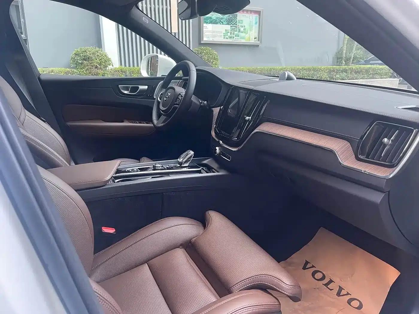 2025 Volvo XC60 Plug-in Hybrid, Long Range AWD Inscription Luxury Edition — миниатюра 4