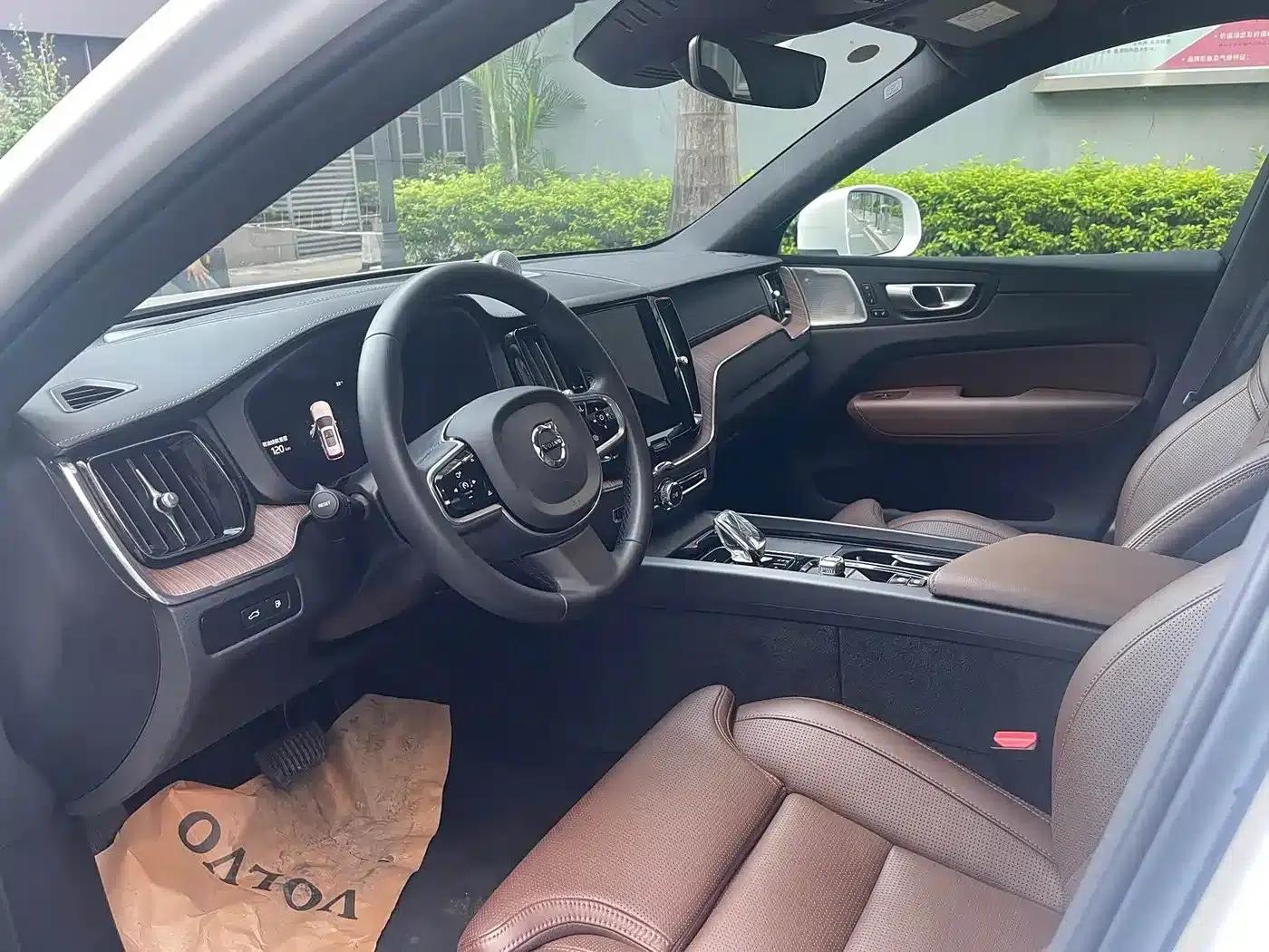 2025 Volvo XC60 Plug-in Hybrid, Long Range AWD Inscription Luxury Edition — миниатюра 6