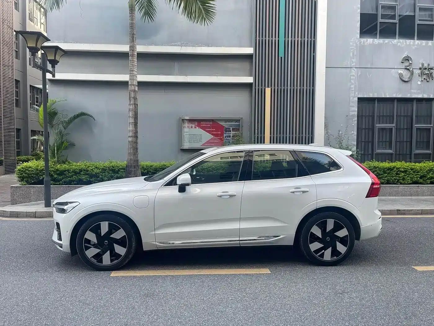 2025 Volvo XC60 Plug-in Hybrid, Long Range AWD Inscription Luxury Edition — миниатюра 9