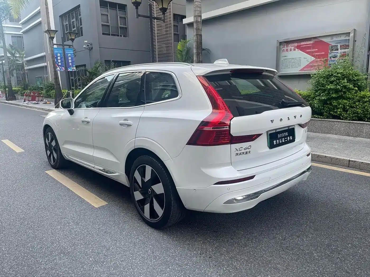 2025 Volvo XC60 Plug-in Hybrid, Long Range AWD Inscription Luxury Edition — миниатюра 10