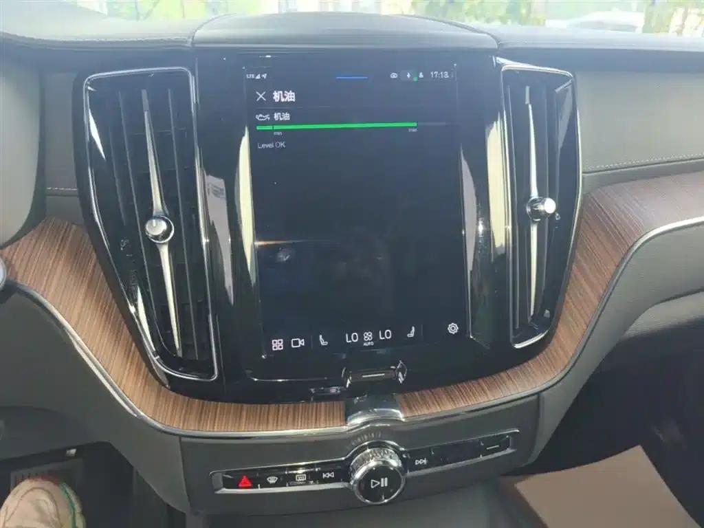 2024 Volvo XC60 Plug-in Hybrid T8 Plug-in Hybrid Long Range AWD Inscription Luxury Edition — миниатюра 13