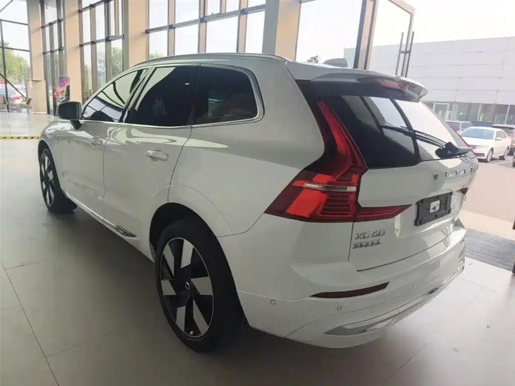 2024 Volvo XC60 Plug-in Hybrid T8 Plug-in Hybrid Long Range AWD Inscription Luxury Edition — миниатюра 5