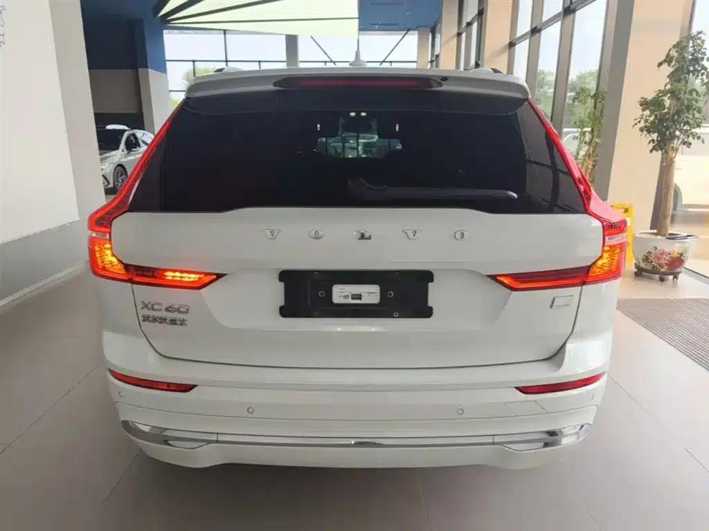 2024 Volvo XC60 Plug-in Hybrid T8 Plug-in Hybrid Long Range AWD Inscription Luxury Edition — миниатюра 6