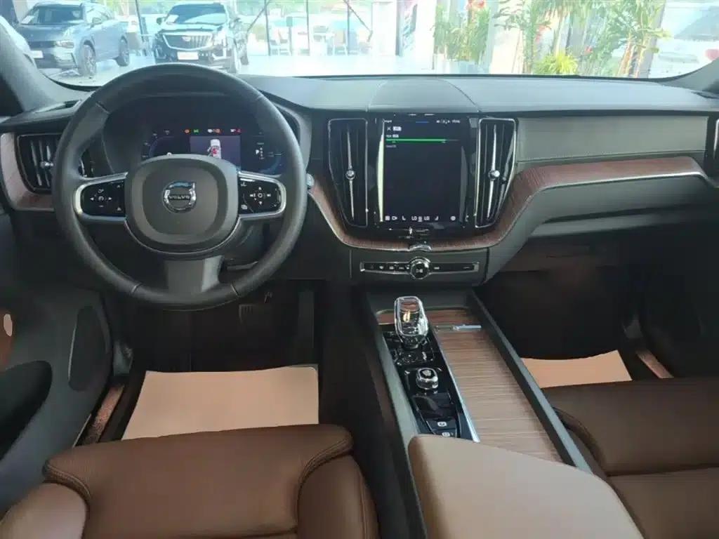 2024 Volvo XC60 Plug-in Hybrid T8 Plug-in Hybrid Long Range AWD Inscription Luxury Edition — миниатюра 10
