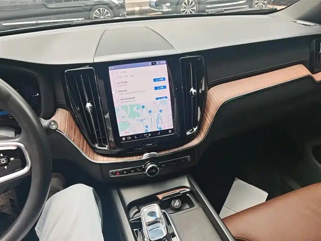 2022 Volvo XC60 Plug-in Hybrid T8 Plug-in Hybrid Long Range AWD Inscription Luxury Edition — миниатюра 13