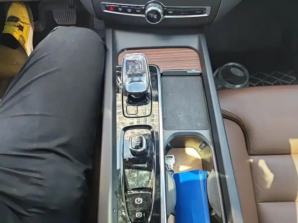 2024 Volvo XC60 Plug-in Hybrid T8 Plug-in Hybrid Long Range AWD Inscription Luxury Edition — миниатюра 11