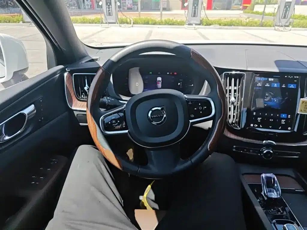 2024 Volvo XC60 Plug-in Hybrid T8 Plug-in Hybrid Long Range AWD Inscription Luxury Edition — миниатюра 7