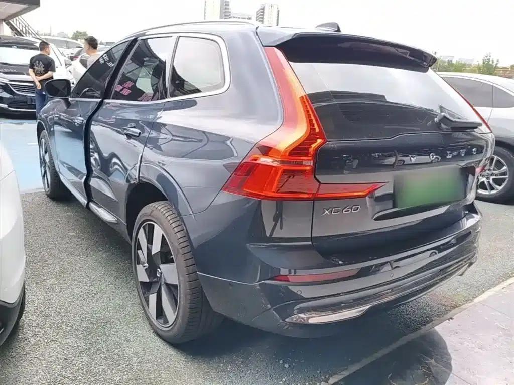 2024 Volvo XC60 Plug-in Hybrid T8 Plug-in Hybrid Long Range AWD Inscription Luxury Edition — миниатюра 5