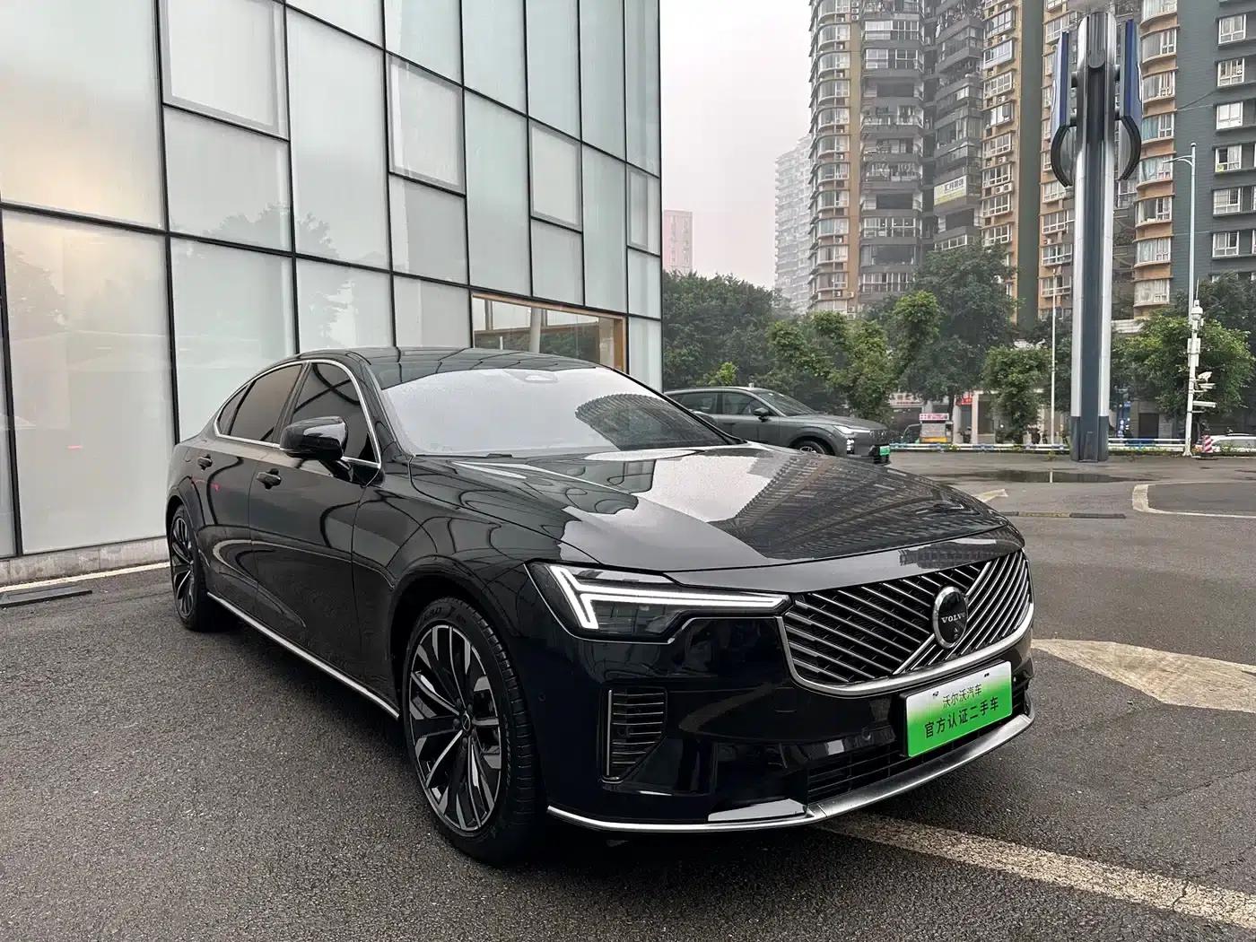 2026 Volvo S90 Plug-in Hybrid, All-Wheel Drive, Long Range, Inscription Luxury Edition — миниатюра 3