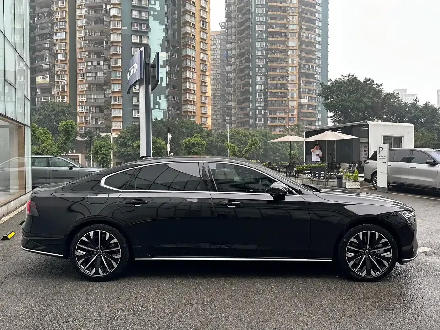 2026 Volvo S90 Plug-in Hybrid, All-Wheel Drive, Long Range, Inscription Luxury Edition — миниатюра 4