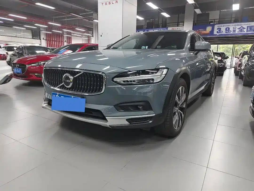 2021 Volvo V90 Cross Country B5 AWD Ultimate Edition — миниатюра 1