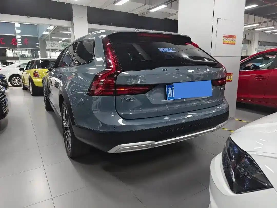 2021 Volvo V90 Cross Country B5 AWD Ultimate Edition — миниатюра 16