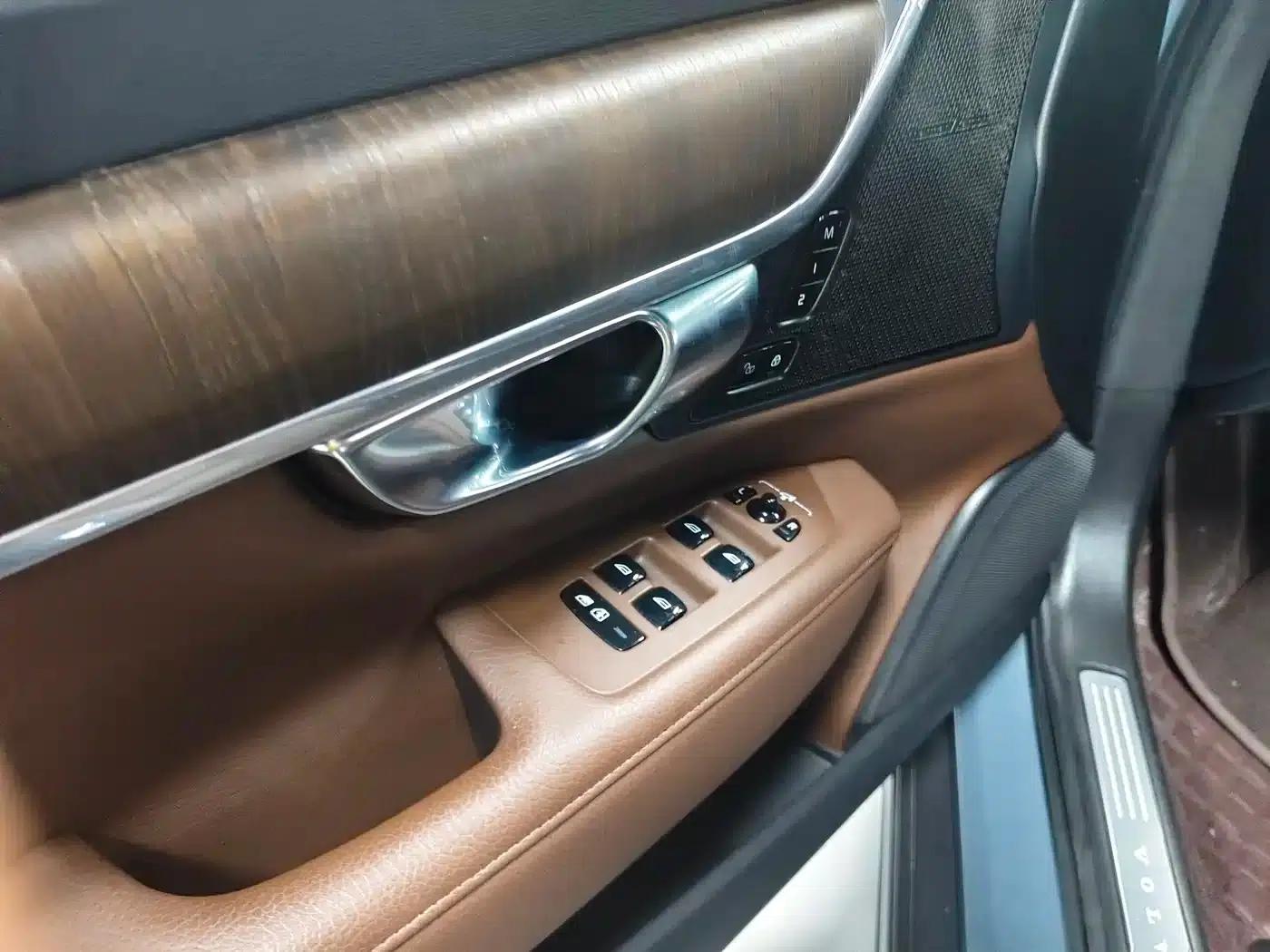 2021 Volvo V90 Cross Country B5 AWD Ultimate Edition — миниатюра 6