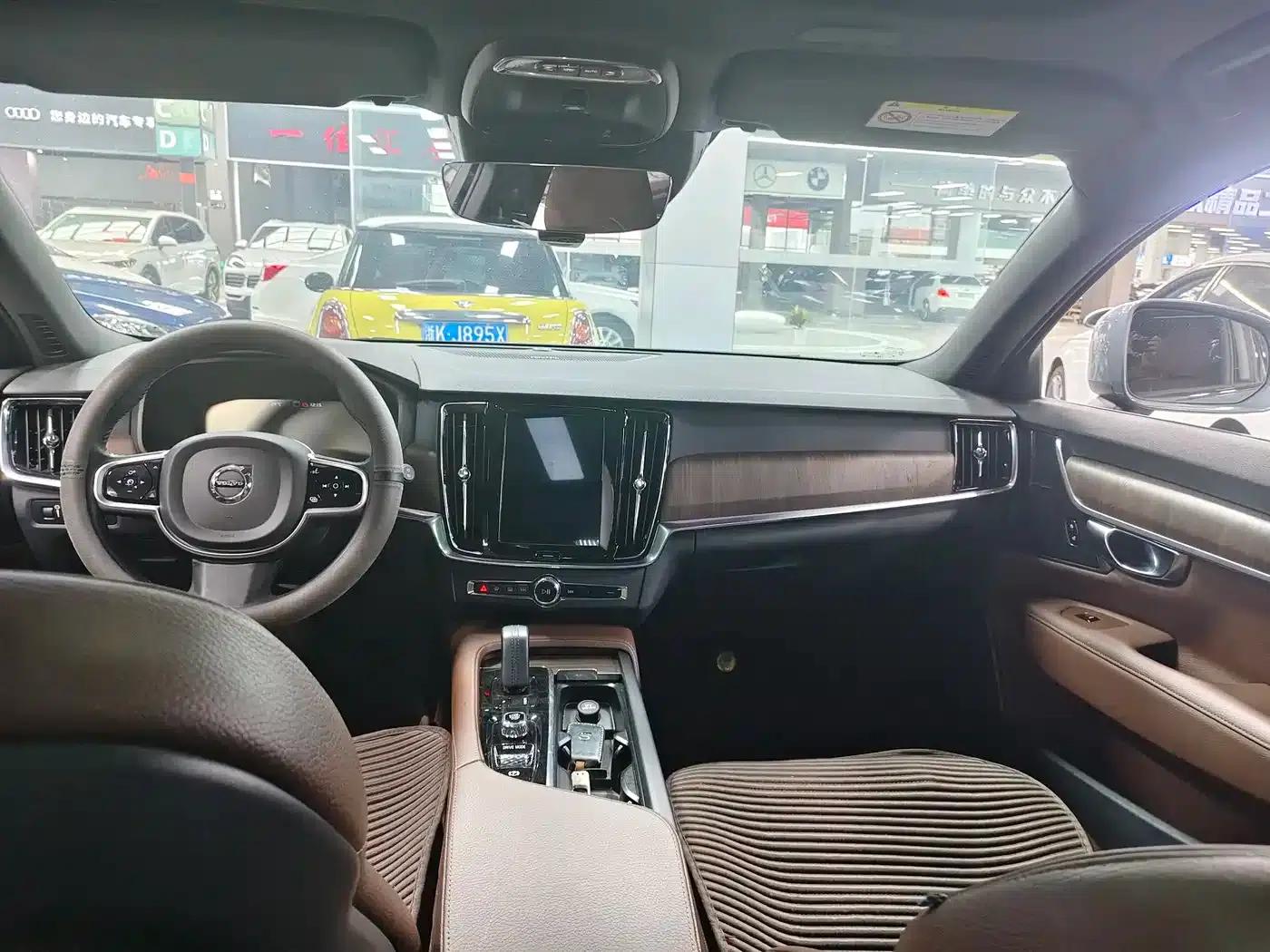 2021 Volvo V90 Cross Country B5 AWD Ultimate Edition — миниатюра 9