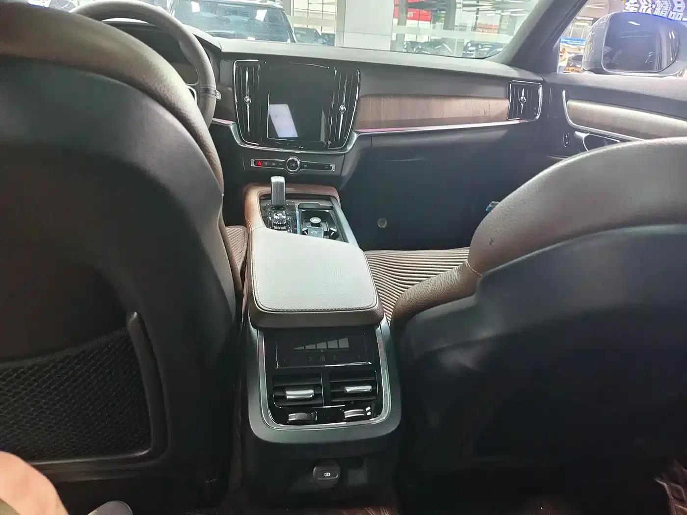 2021 Volvo V90 Cross Country B5 AWD Ultimate Edition — миниатюра 10