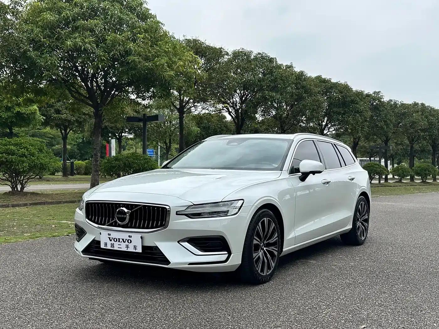 Volvo V60 2023 B5 Smart Luxury Enjoyment Edition — миниатюра 1