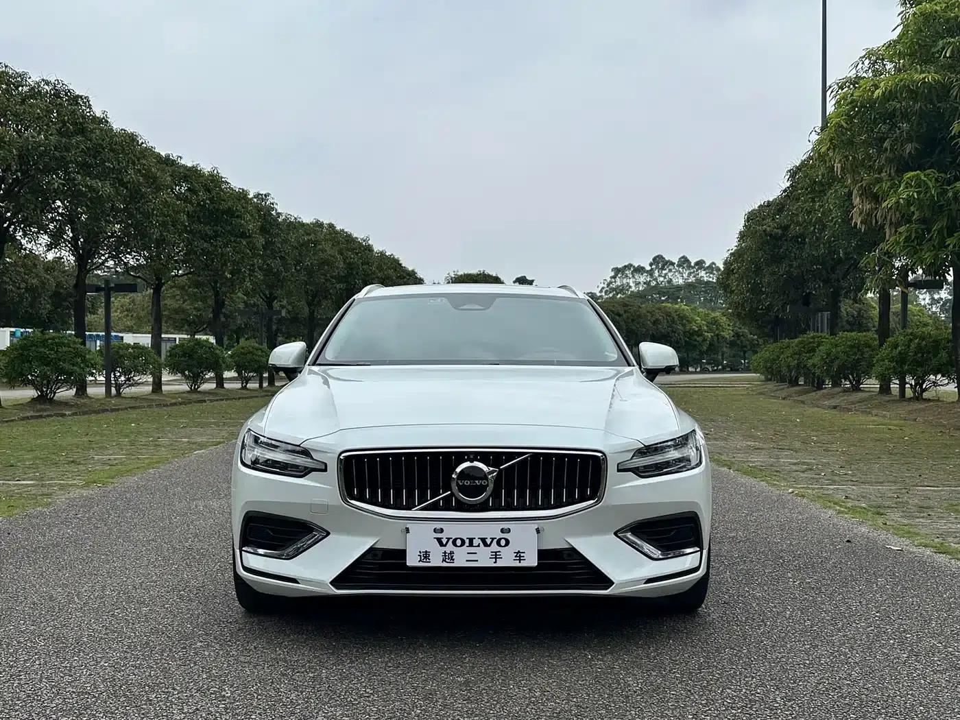 Volvo V60 2023 B5 Smart Luxury Enjoyment Edition — миниатюра 2
