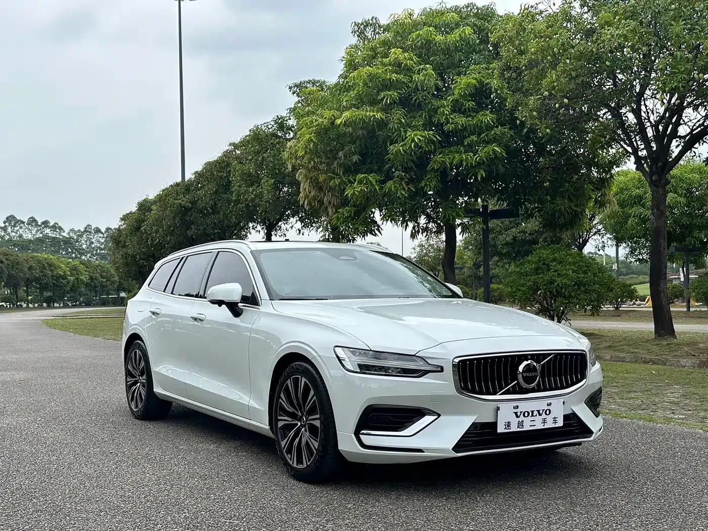 Volvo V60 2023 B5 Smart Luxury Enjoyment Edition — миниатюра 3