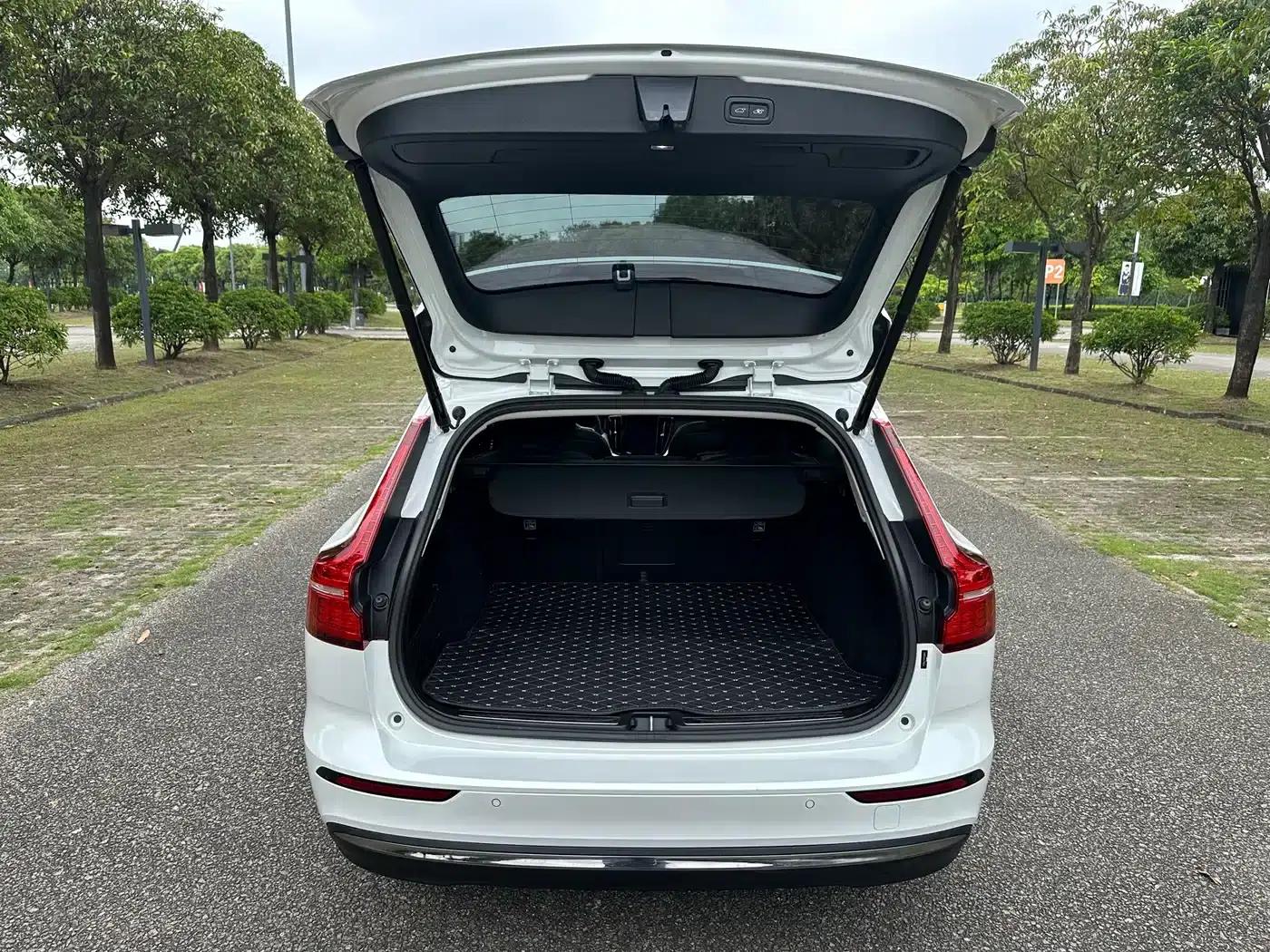 Volvo V60 2023 B5 Smart Luxury Enjoyment Edition — миниатюра 9
