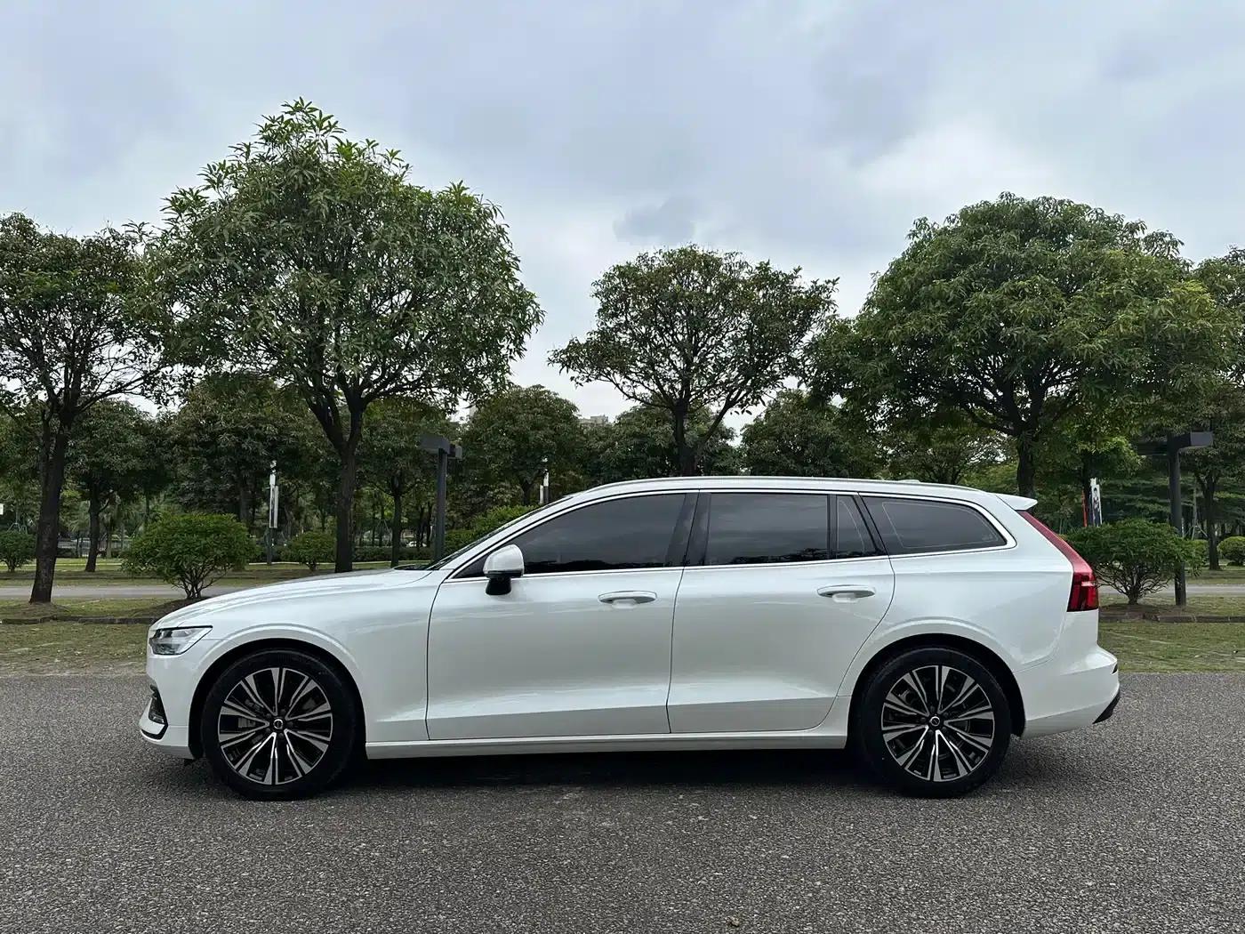 Volvo V60 2023 B5 Smart Luxury Enjoyment Edition — миниатюра 10