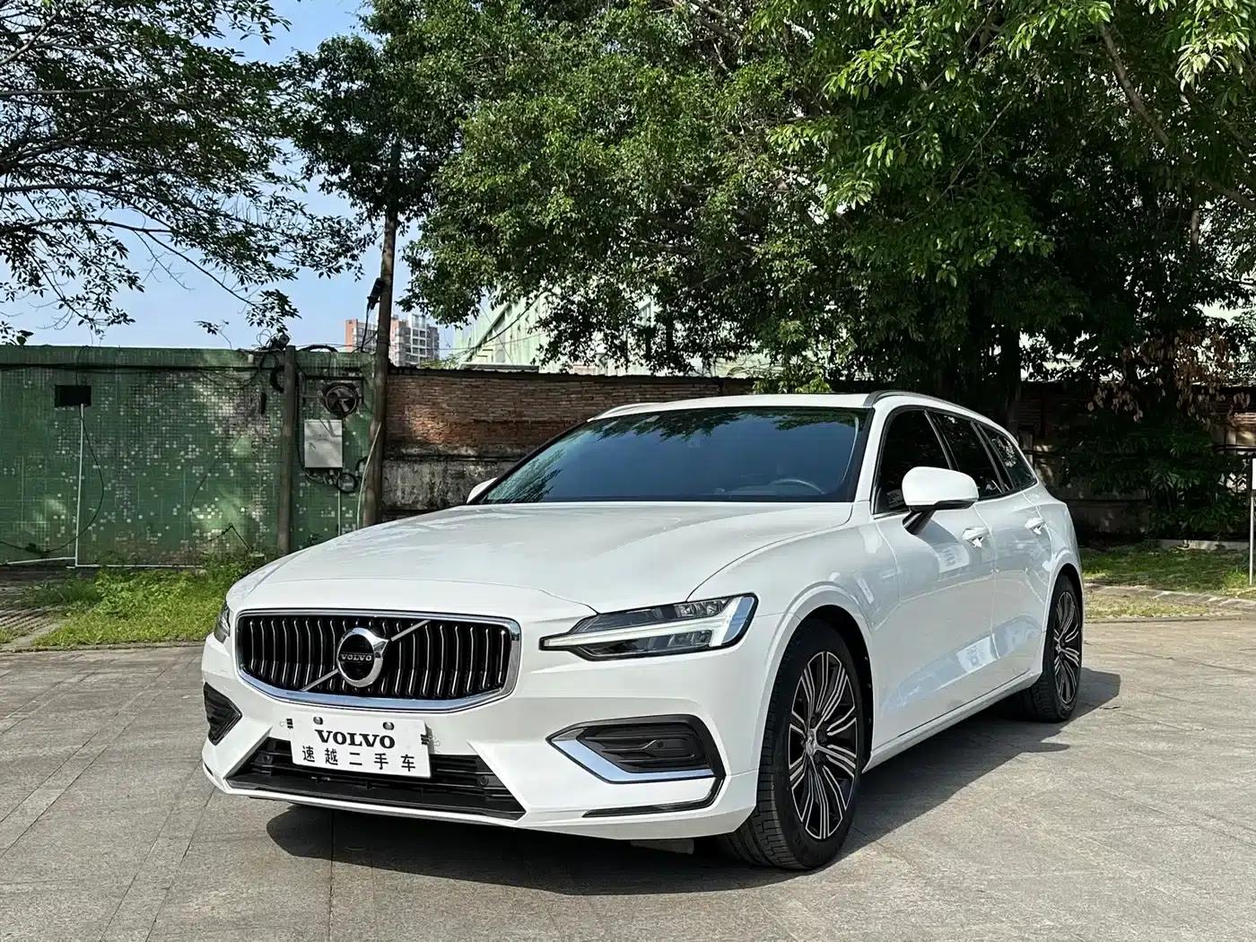 2020 Volvo V60 T5 Inscription Luxury Edition — миниатюра 1