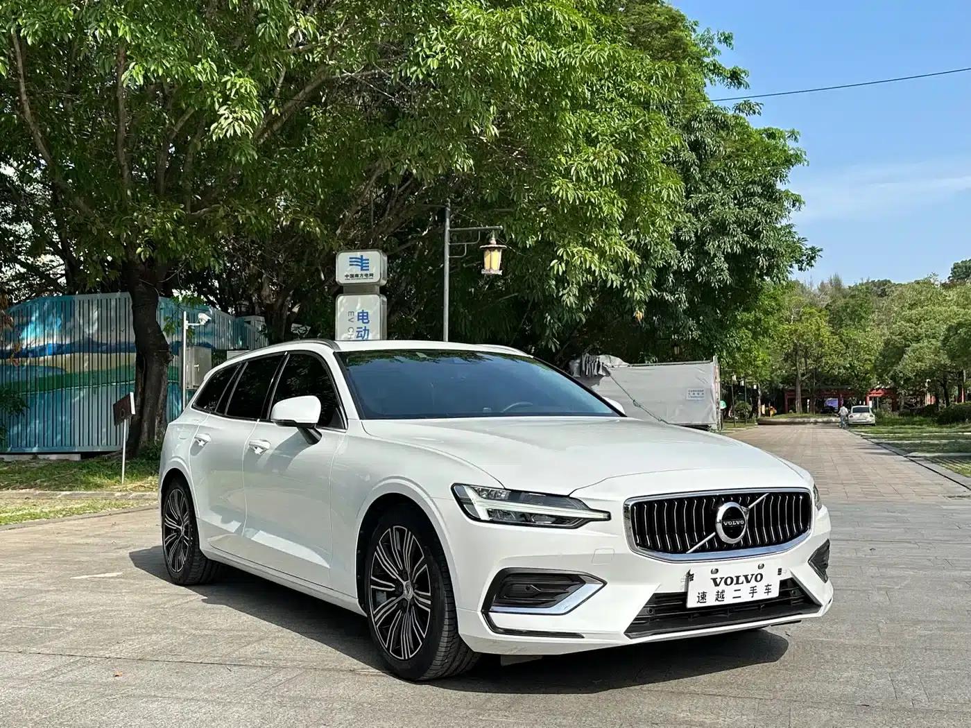 2020 Volvo V60 T5 Inscription Luxury Edition — миниатюра 3