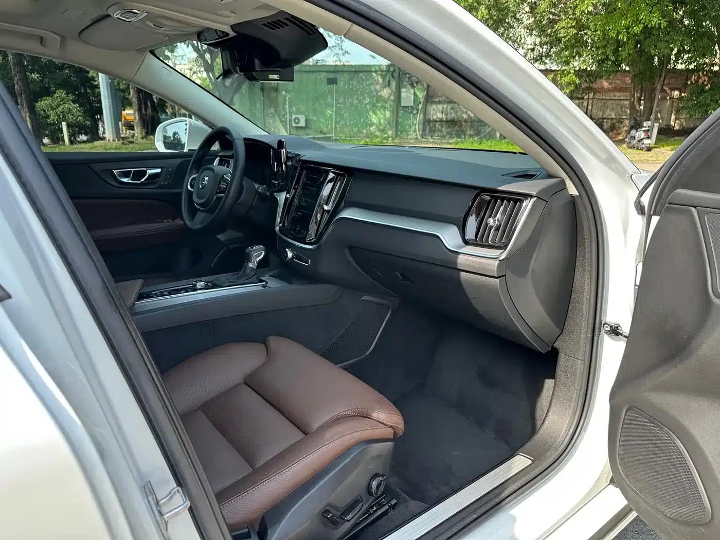 2020 Volvo V60 T5 Inscription Luxury Edition — миниатюра 4