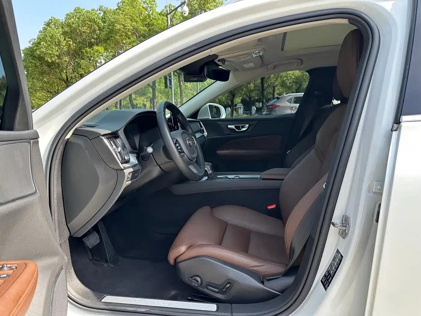 2020 Volvo V60 T5 Inscription Luxury Edition — миниатюра 5