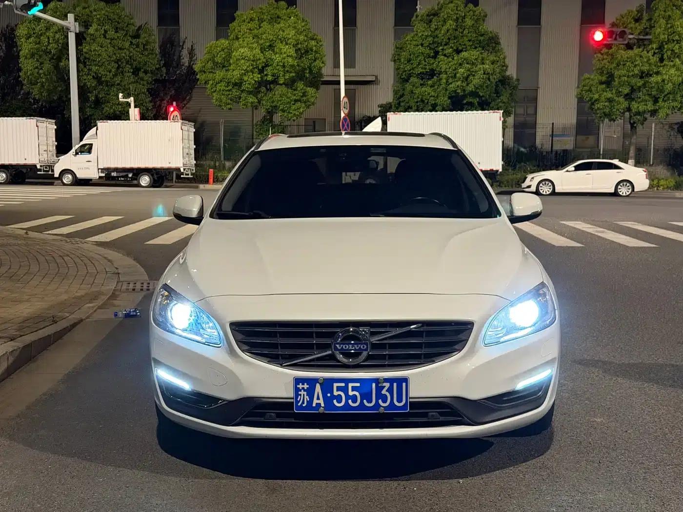 2015 Volvo V60 T5 Smart Edition — миниатюра 1