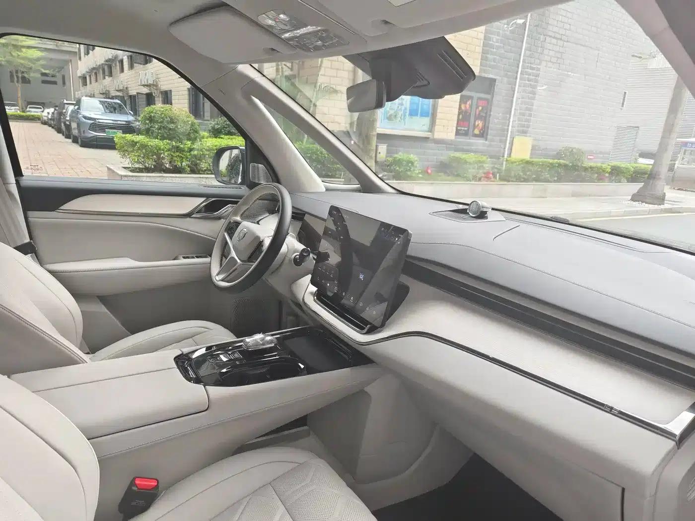 Volvo EM90 2025 Ultra 6-seater — миниатюра 5