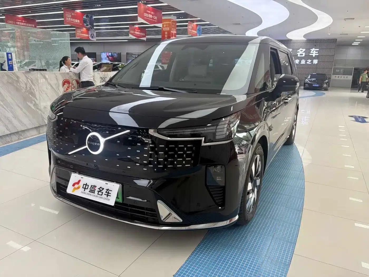 Volvo EM90 2025 Ultra 6-seater — миниатюра 1