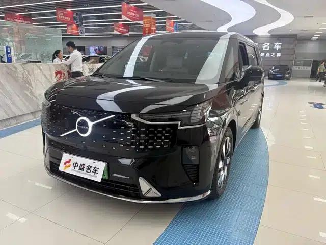 Volvo EM90 2025 Ultra 6-seater