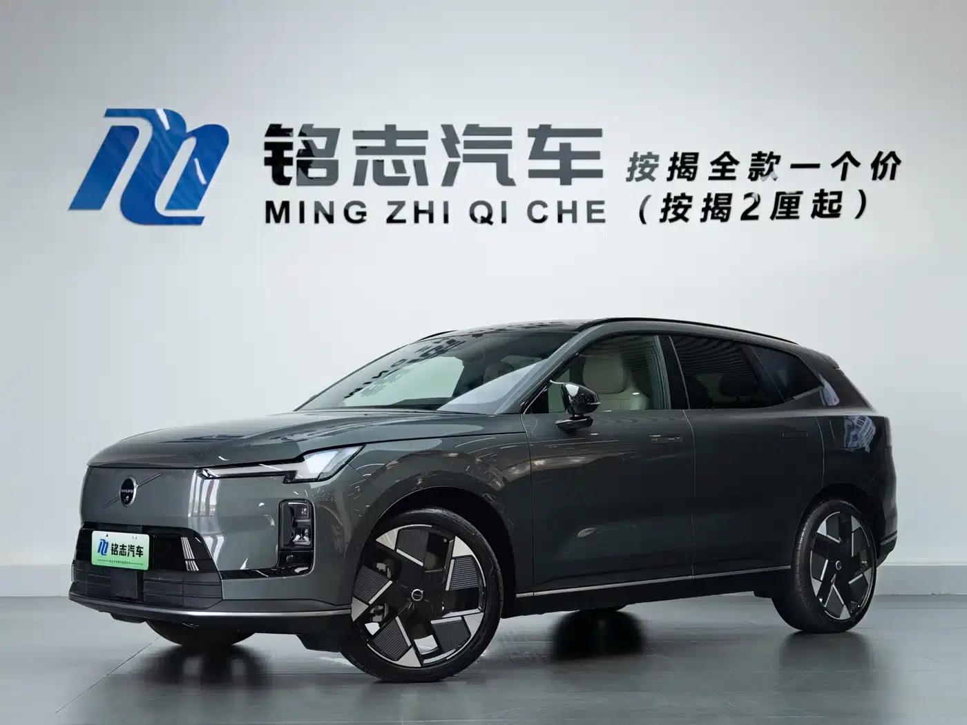 2026 Volvo XC70 Plug-in Hybrid, All-Wheel Drive, Ultra Range — миниатюра 2