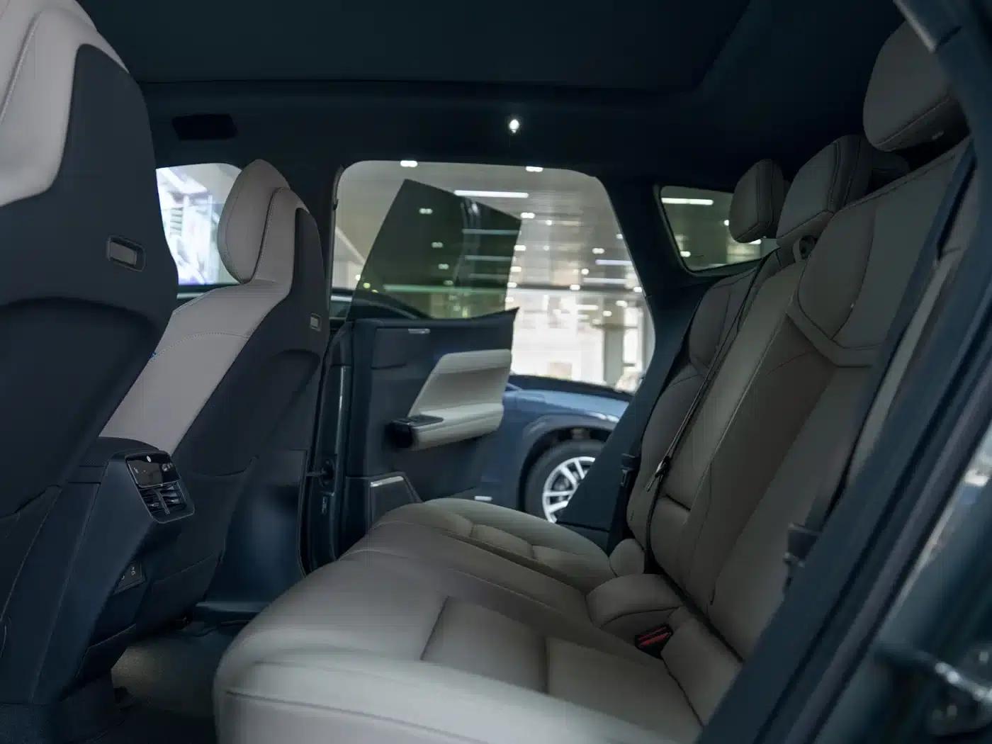 2026 Volvo XC70 Plug-in Hybrid, All-Wheel Drive, Ultra Range — миниатюра 13