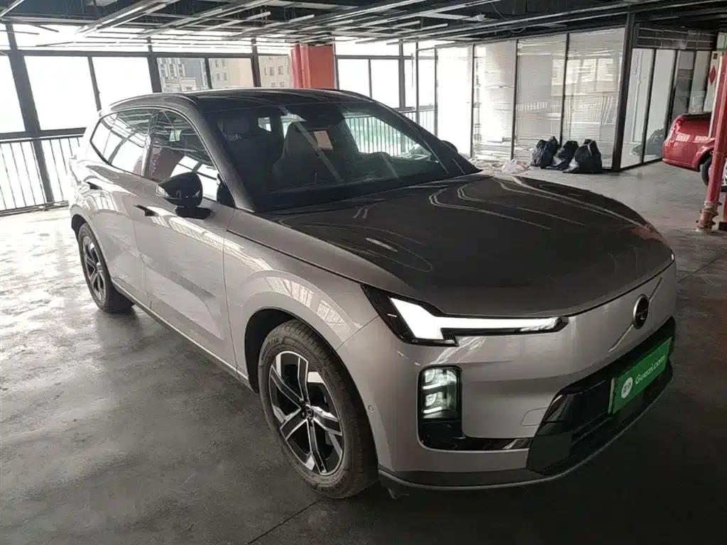 2026 Volvo XC70 Plug-in Hybrid (Two-Wheel Drive, Long Range, Core) — миниатюра 4