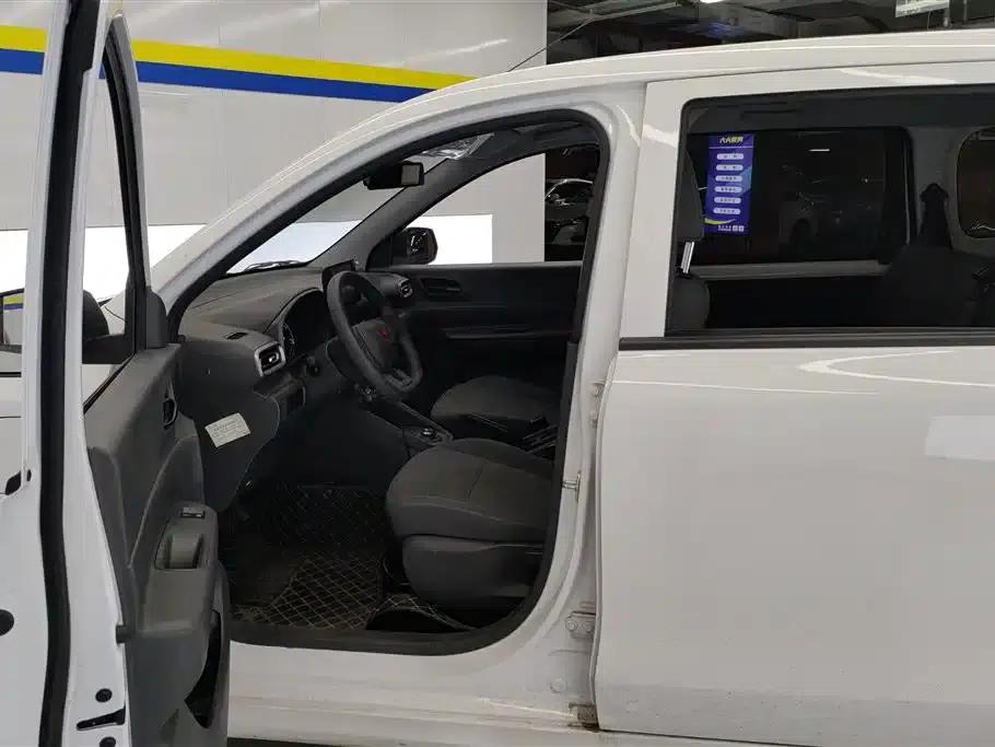 Wuling Hongguang New Energy 2024 Pure Electric Version 300KM Standard Edition — миниатюра 9