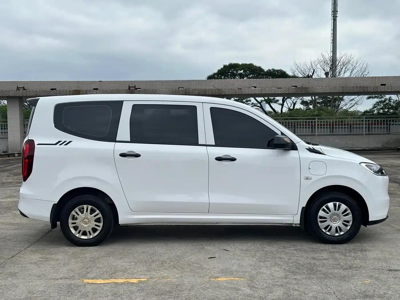 Wuling Hongguang New Energy 2024 Pure Electric Version 300KM Standard Edition — миниатюра 4