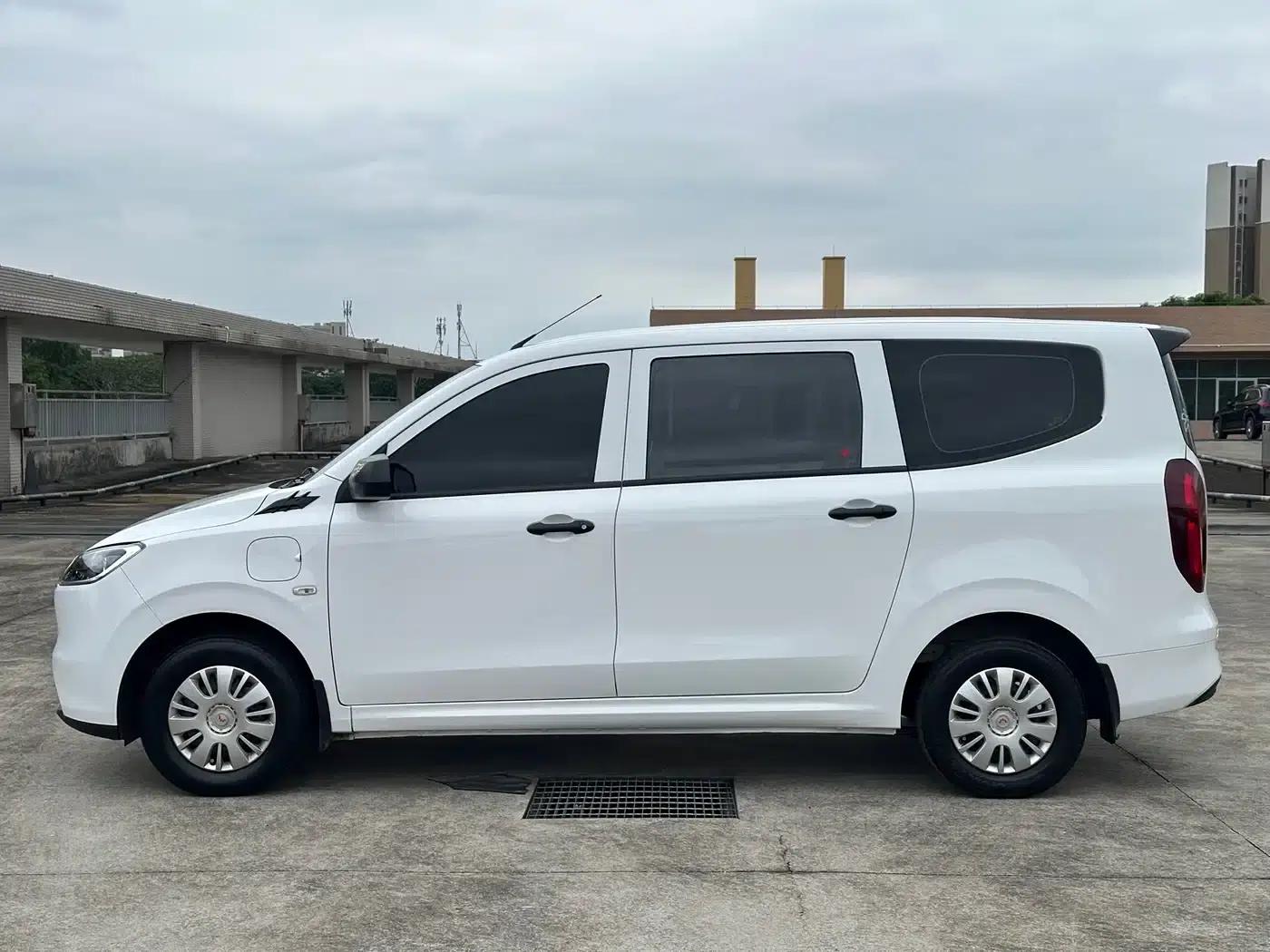 Wuling Hongguang New Energy 2024 Pure Electric Version 300KM Standard Edition — миниатюра 8