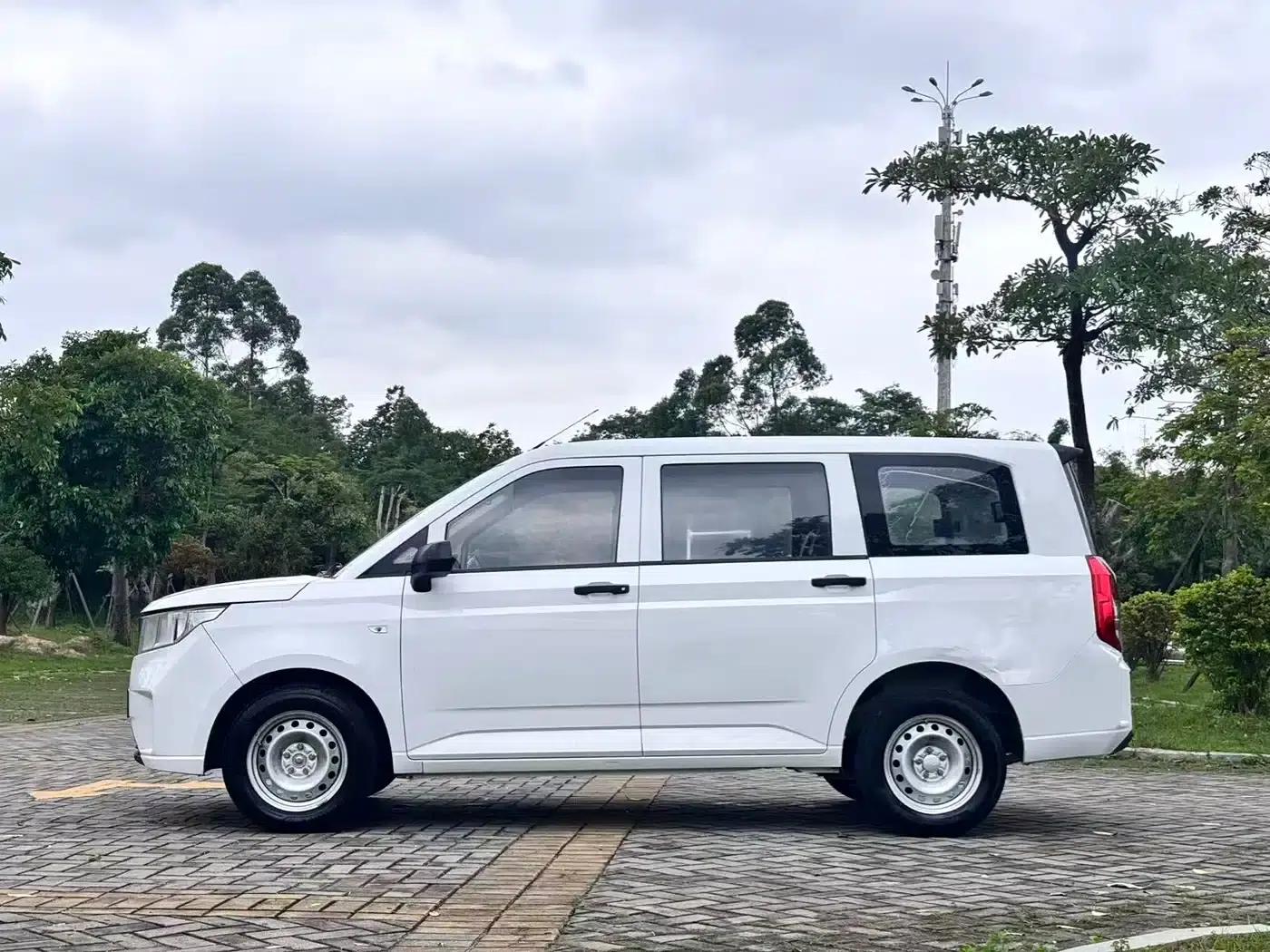 Wuling Hongguang PLUS 2019 1.5T Manual Standard 5-Seater — миниатюра 4