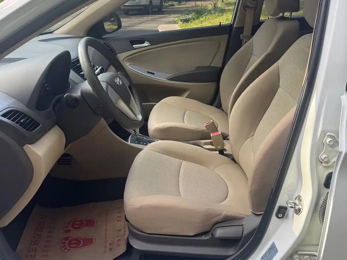 2010 Hyundai Reina Sedan 1.4L Automatic Fashion GT — миниатюра 12