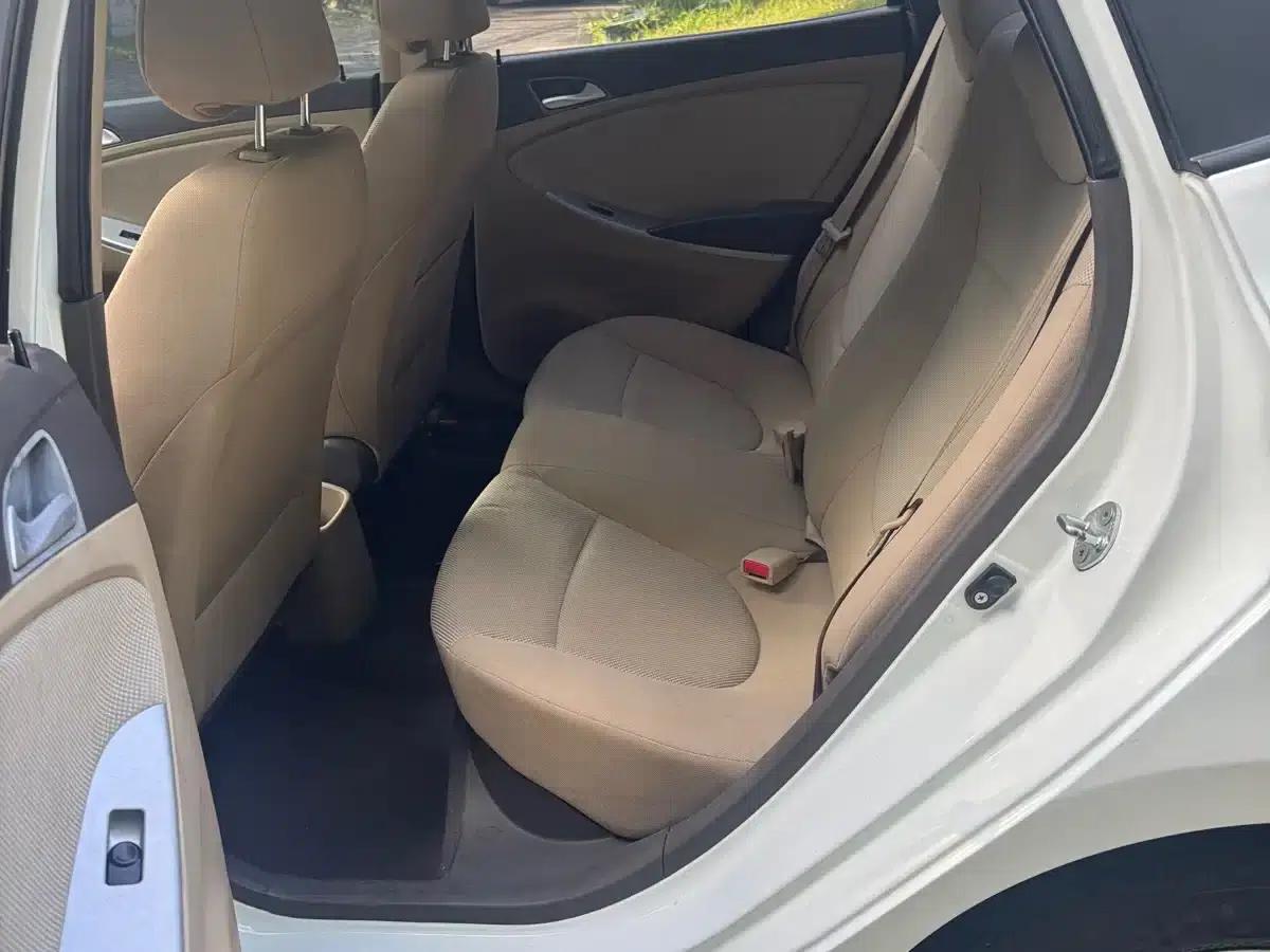 2010 Hyundai Reina Sedan 1.4L Automatic Fashion GT — миниатюра 13