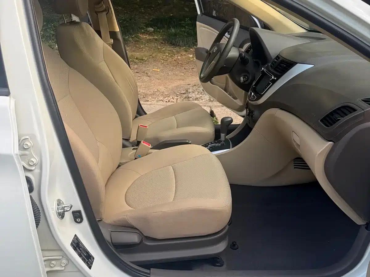 2010 Hyundai Reina Sedan 1.4L Automatic Fashion GT — миниатюра 14