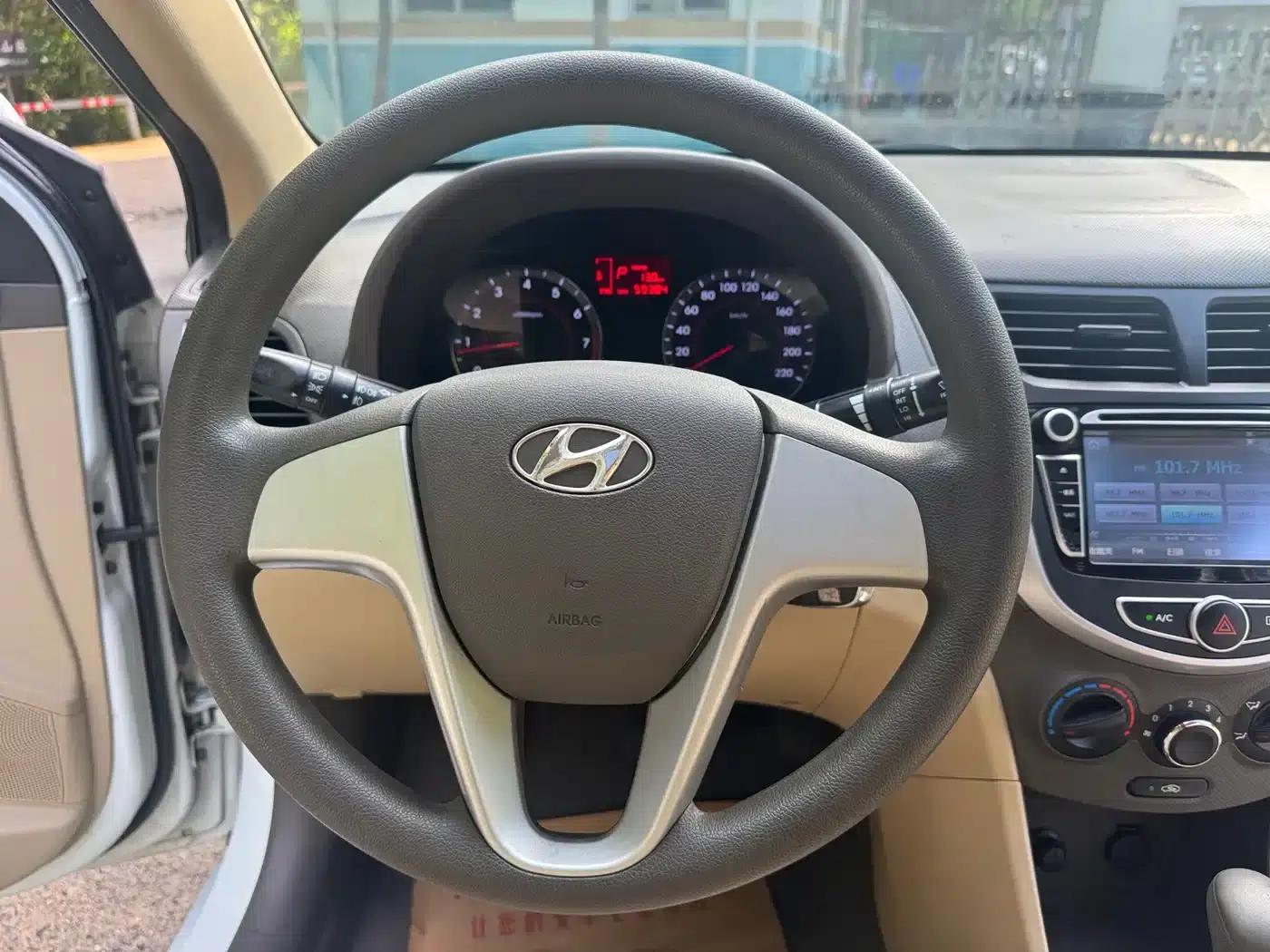 2010 Hyundai Reina Sedan 1.4L Automatic Fashion GT — миниатюра 16