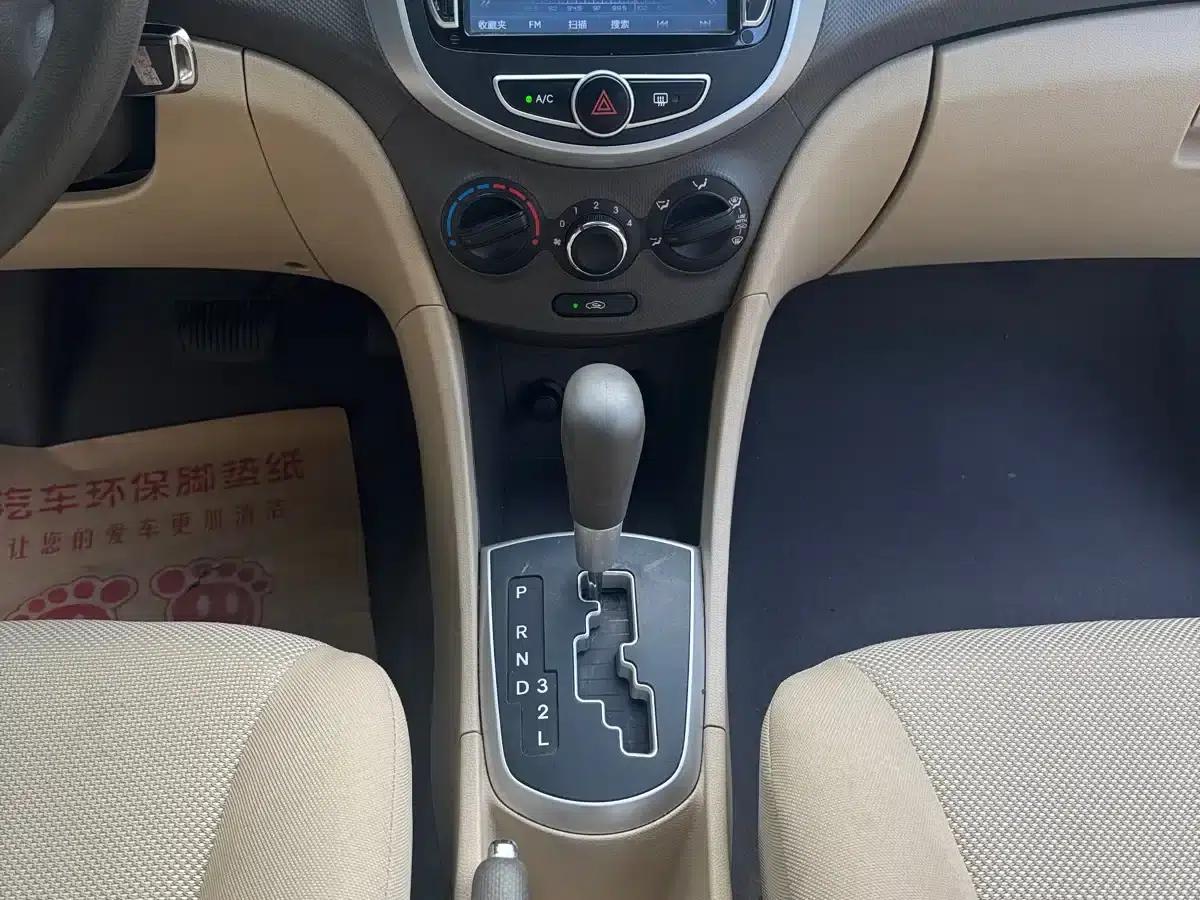2010 Hyundai Reina Sedan 1.4L Automatic Fashion GT — миниатюра 17