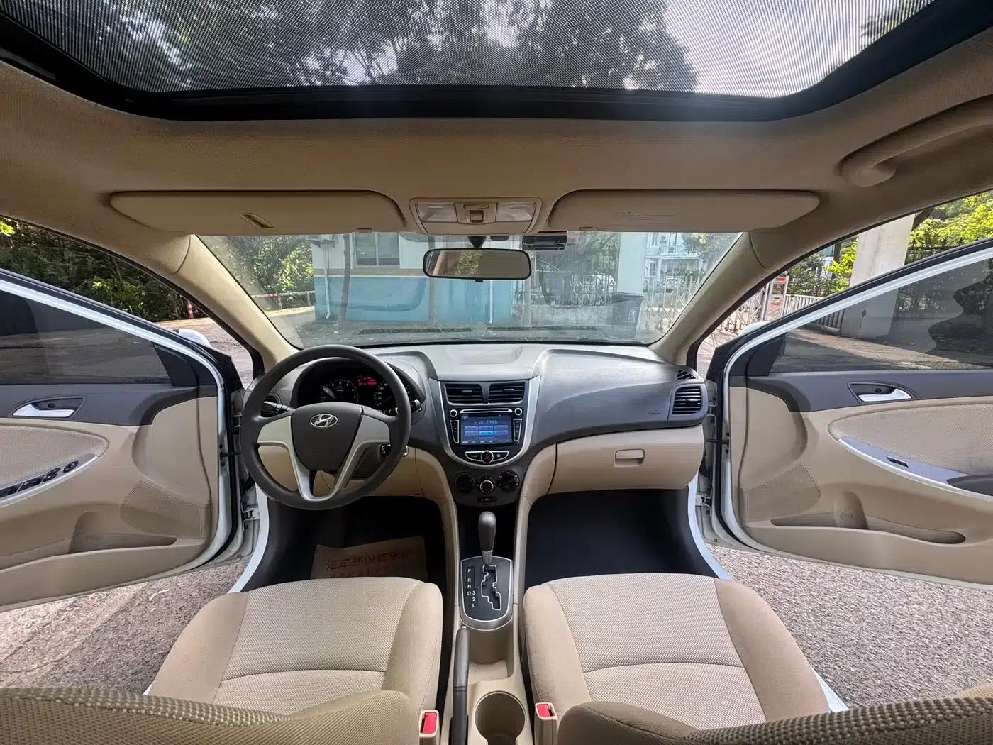 2010 Hyundai Reina Sedan 1.4L Automatic Fashion GT — миниатюра 18
