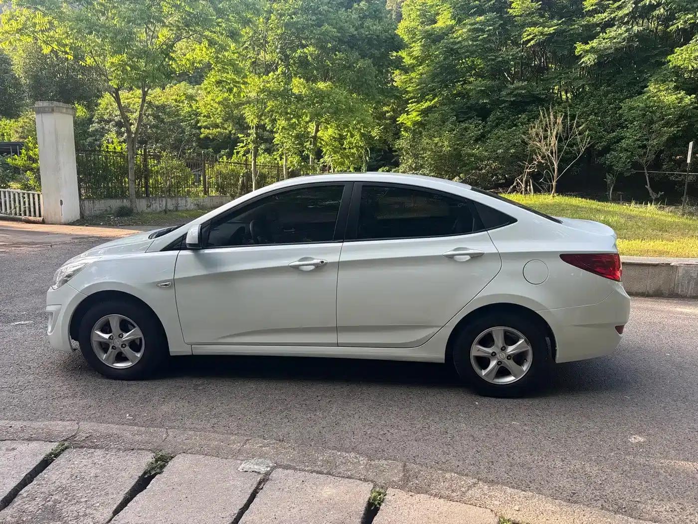2010 Hyundai Reina Sedan 1.4L Automatic Fashion GT — миниатюра 7