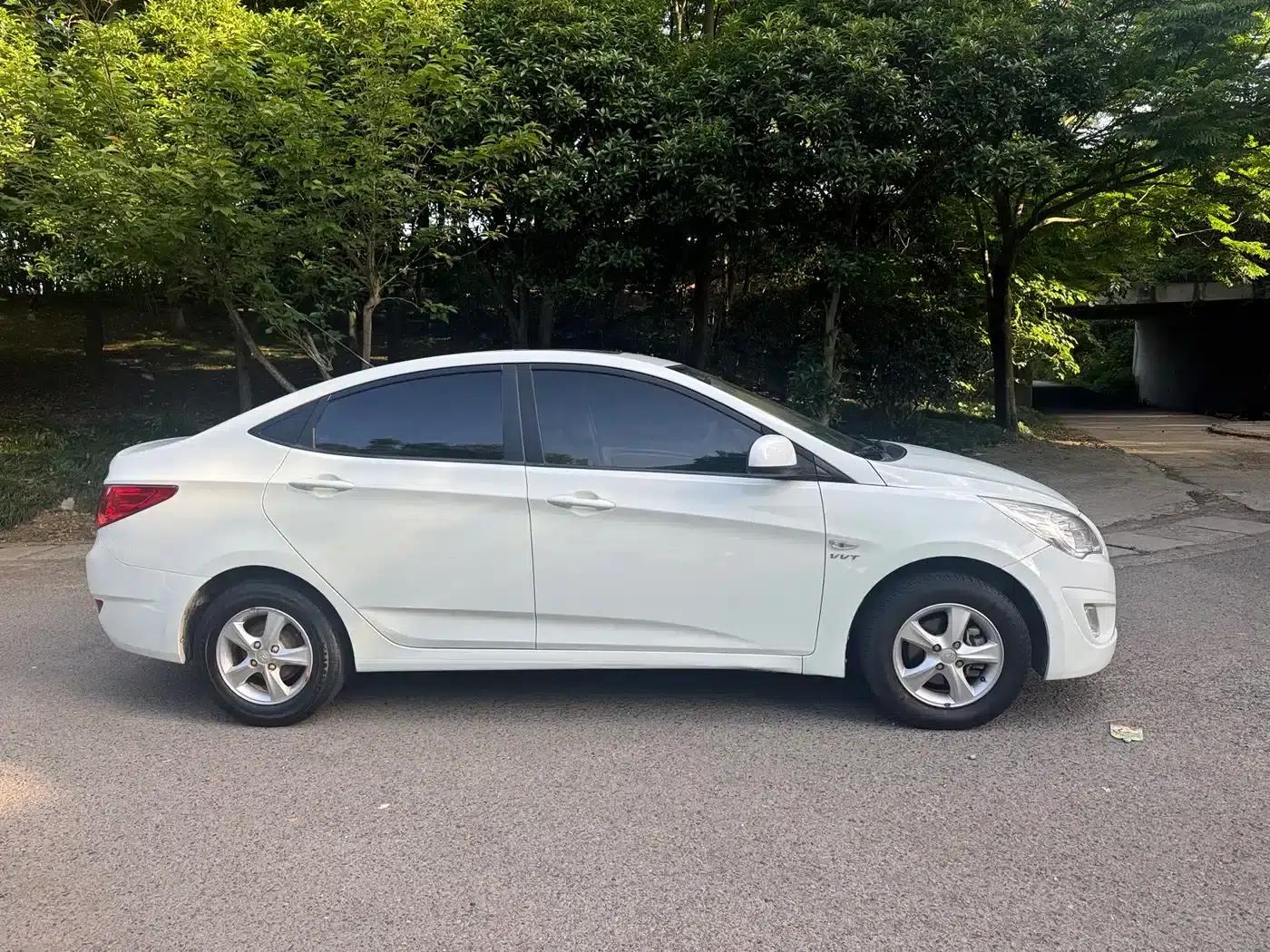 2010 Hyundai Reina Sedan 1.4L Automatic Fashion GT — миниатюра 8