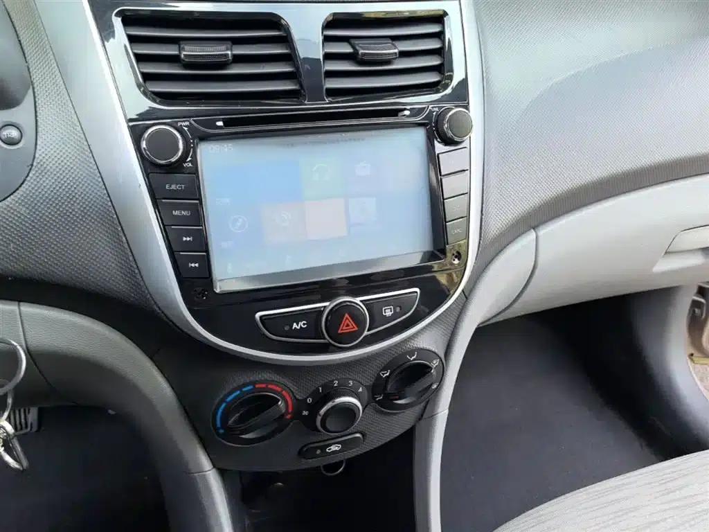2014 Hyundai Reina 1.4L Automatic Intelligent GLS — миниатюра 13
