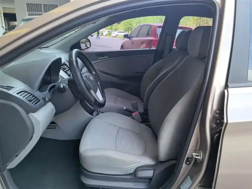 2014 Hyundai Reina 1.4L Automatic Intelligent GLS — миниатюра 15
